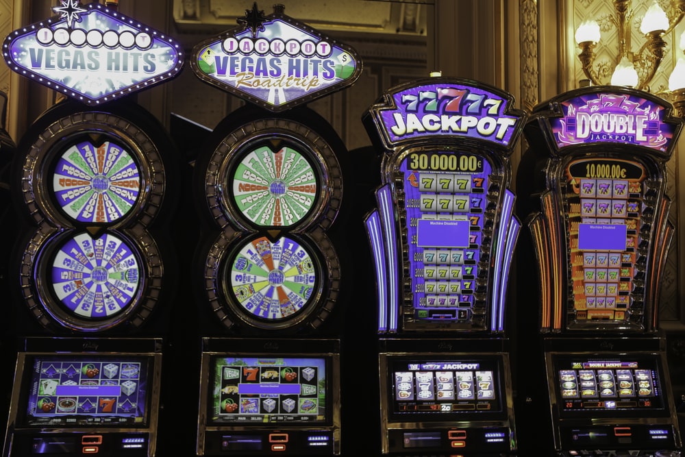 mesin slot dengan berbagai macam tombol warna